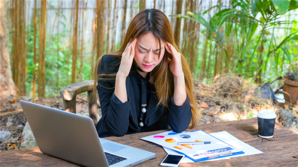 大量糖分恐使人感到疲累不堪，严重者甚至会引起头痛以及情绪起伏。