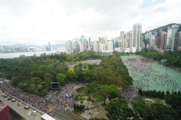 香港反送中大游行参与市民预估破50万