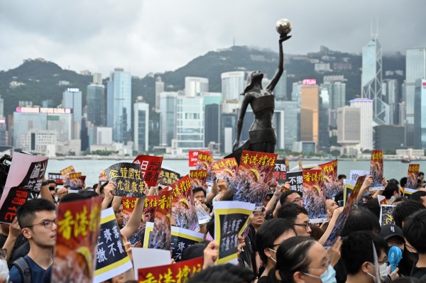 7月7日，23万香港人参加了九龙“反送中”游行，游行人士手持《看中国》印刷的“香港撑住”画报。