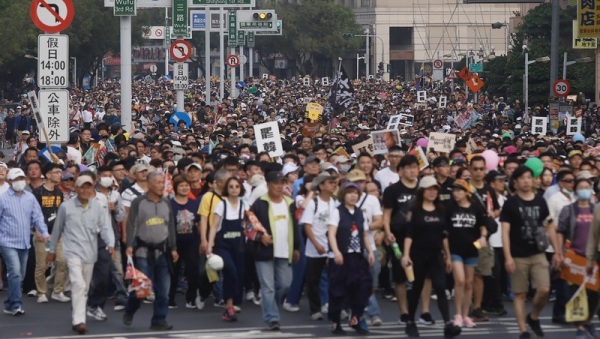 大批民众12月21日下午走上高雄街头参与“1221Wecare台湾大游行”，加入罢韩活动。