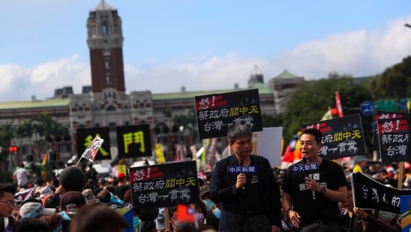 中天新闻台因为换照案遭到NCC拒绝，工运指标活动“秋斗”22日登场时，中天新闻台特地在凯达格兰大道连线秋斗游行。