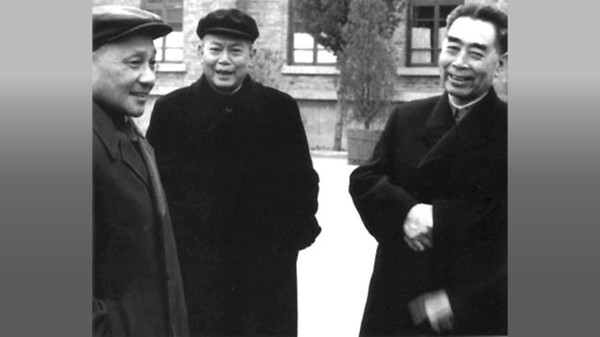 1963年3月，邓小平(左一)与李先念、周恩来在北京西郊机场。