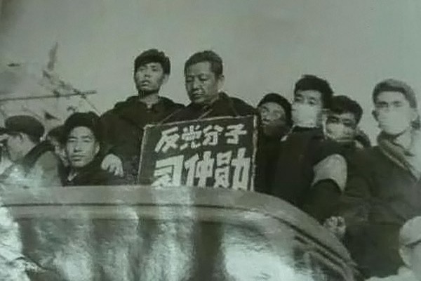 他被折磨得“精神失常”，一度要装疯卖儍，只为保护自己的家人不受株连。