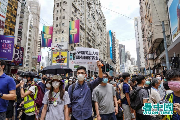 5月24日，港人自发走上街头抗议《国安法》