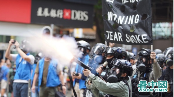 香港网民24日下午1时起在铜锣湾、湾仔一带进行“反恶歌法大游行”，反对港版国安法、国歌法，表达对港府与北京的不满。