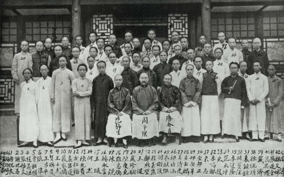 1909年，第一批庚子賠款留美學生與游美學務處總辦周自齊（前中）、會辦唐國安（前右）和範源濂（前左）合影