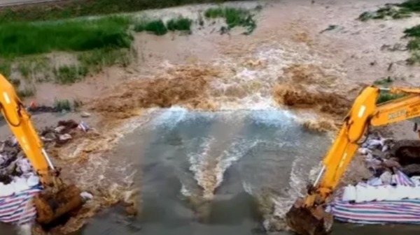 当局主动挖开鄱阳湖堤坝