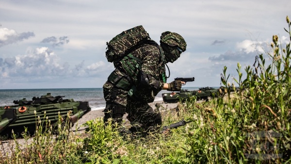 有一名陸軍八軍團中校情報官，在漢光演習期間用未插SIM卡的智慧型手機拍下了部隊訓練計畫的情資，裝箱郵寄，所幸及時被軍、檢聯手攔下。資料照。