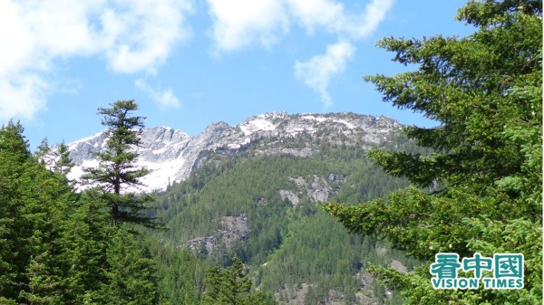 北瀑布国家公园（North Cascades National Park，又称北喀斯喀特国家公园）的绿林白雪