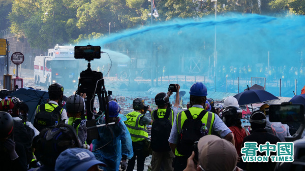 記者在香港反送中運動擔當記錄者的重要角色，港警突然修例限制未在政府新聞處系統的傳媒採訪，被指嚴重窒礙新聞自由。（圖片來源：龐大衛/看中國）