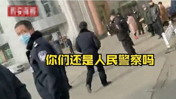 24日下午，山东一名女记者在山东省栖霞市人民医院正常采访时疑遭多名身着制服的男子群起围殴至伤（图片来源：微博）