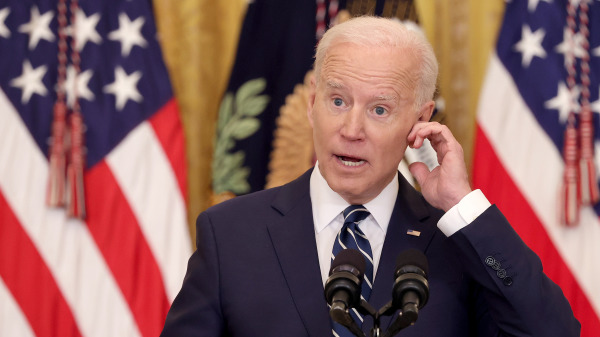 2021年3月25日（週四），拜登（Biden）舉行了他的首場個人問答新聞發布會。這距離他上臺已經過去64天了，拜登因此成為美國現代史上最長時間不召開新發會的人。現年78歲的拜登面對了有關COVID-19病毒大流行、移民、身體健康、仇恨犯罪和其它的問題。