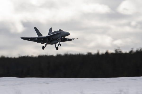 2019年3月25日，一架芬蘭F-18大黃蜂降落在約克穆克空軍基地。