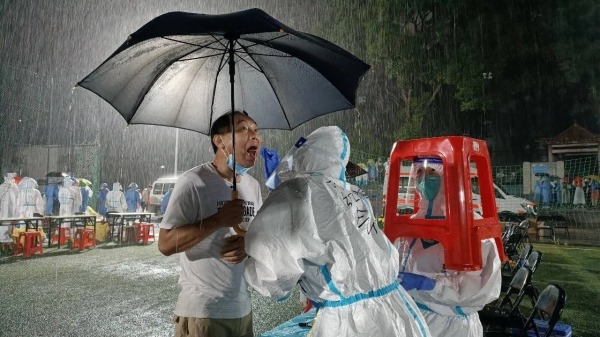 广州当地民众夜晚冒雨做核酸检测（图片来源：微博）