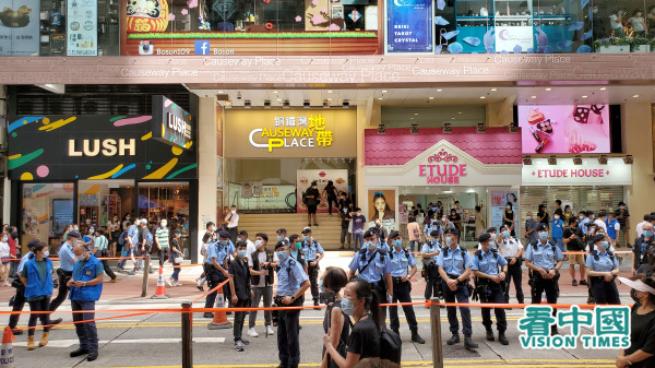 2021年7月1日，港警在铜锣湾严阵以待，阻止市民集会、示威，期间有市民被逮捕。