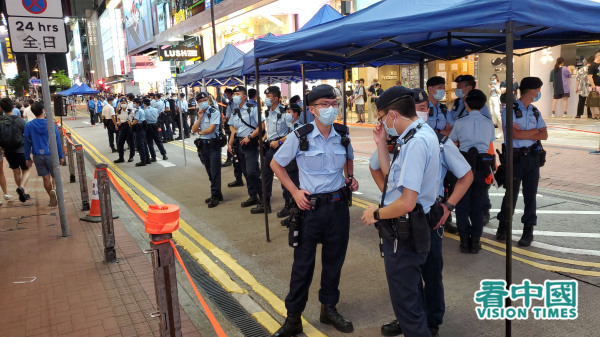 7月1日，大批警员驻守在铜锣湾街头，截查并逮捕市民。（图片来源：李天正/看中国）