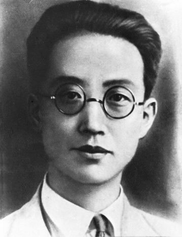 1920年初参加马克思主义学说研究会。 后来以记者身分赴苏俄采访。 1922年加入中国共产党。 参加共产国际六大，后担任中共中央驻共产国际代表团团长。