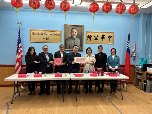 由左到右为：纽约华侨学校校长王宪筠、纽约台山宁阳会馆主席伍健平，美东联成公所梁汉本主席，中华公所主席曾伟康，国宝银行总裁孙仪文、国宝银行董事孙仪芬、国宝银行经理罗晶雅，在捐款仪式上合影。（国宝银行提供）