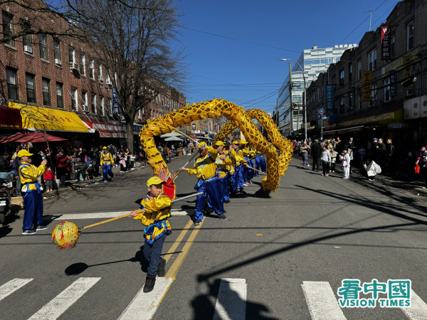 2024年3月3日，在布鲁克林繁华的商业区八大道，纽约上千名法轮功学员举办盛大游行，声援全球4.26亿中国人退出中共党团队，以及“打倒中共恶魔”（End CCP）倡议全球近415万人联署