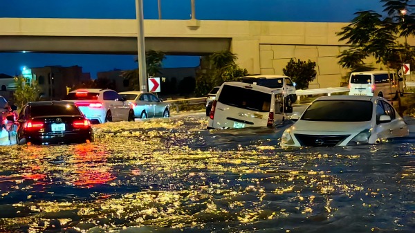 暴雨 開車