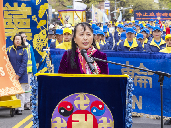 全球退党服务中心主席易中原在集会上发言。（摄影/看中国/Leo)