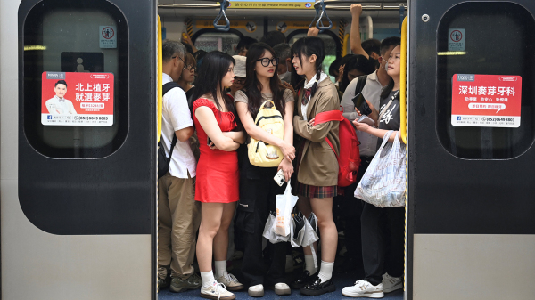 图为经罗湖来港的大陆旅客。（Getty Images）