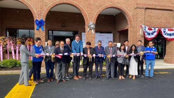 乐天广场超市在维吉尼亚州里士满市（Richmond, VA）的新店开张剪彩，场面热闹。