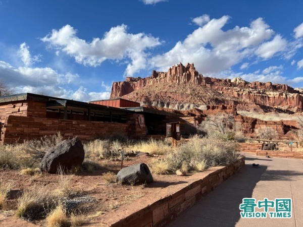 访客中心的建筑融入自然，背景山峰多姿多采