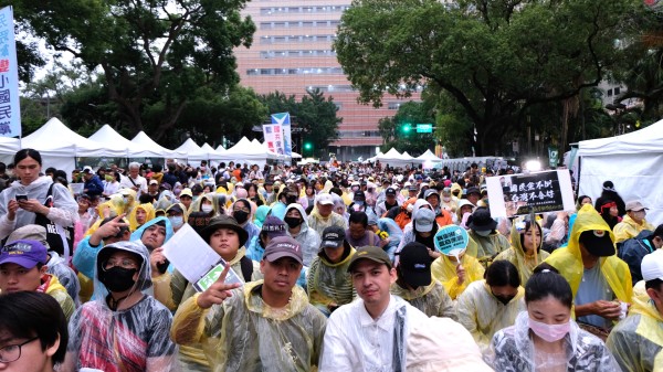 5月28日傍晚《立法院职权行使法》部分法条三读通过，当晚立法院周围依旧涌入7万民众，向法案表达抗议。