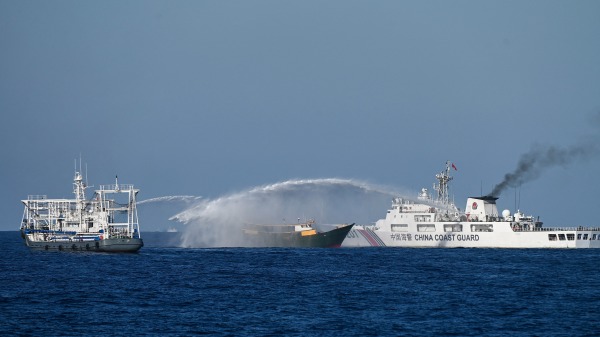 2024年3月5日，中共海警船在南中国海使用水炮轰击向有争议的仁爱暗沙运送补给物资的菲律宾船只。期间双方船只发生2起碰撞，菲律宾船只被水炮击中后有4名船员受伤。(图片来源: JAM STA ROSA/AFP via Getty Images)