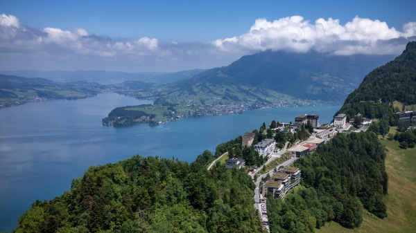 瑞士卢塞恩湖（Lake Lucerne）上方的比尔根山（Bürgenstock）度假村