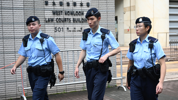 《国安法》后，“由治及兴”久久未见出场。图为西九龙裁判法院外巡逻的警员。（Getty Images）