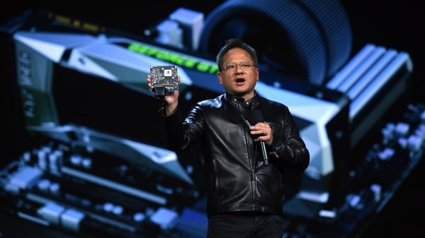 英伟达（NVIDIA）执行长黄仁勋近日接受媒体采访称“台湾是最重要国家之一”却遭到中共忽视。图为黄仁勋于2017年CES上展出的最新科技产品。（图片来源：Ethan Miller/Getty Images）