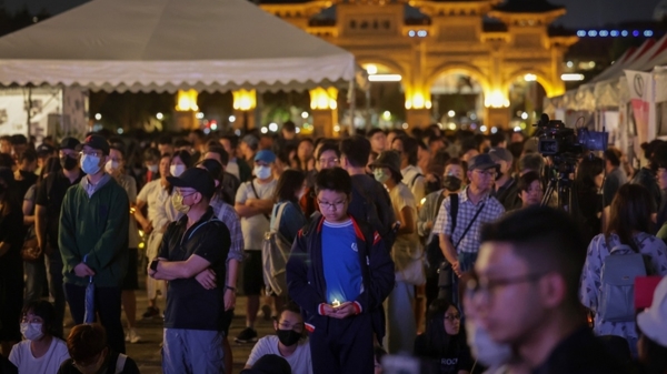 民团中正纪念堂前办六四晚会。