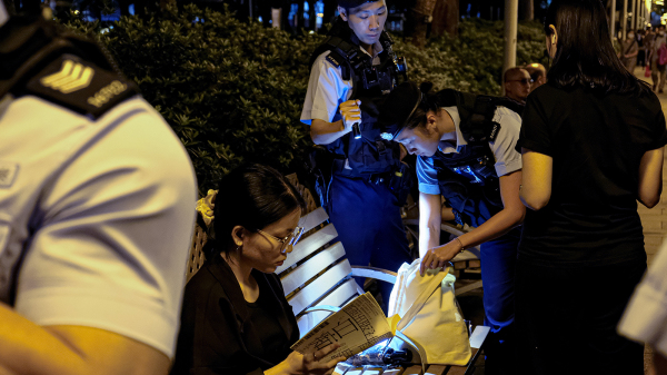 有女士六四夜晚在维园长椅上读书。（Getty Images）