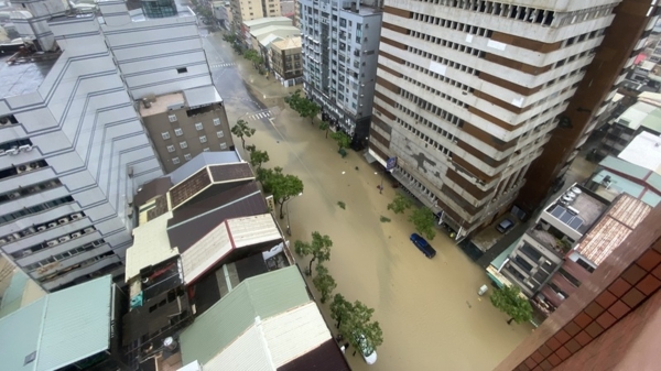 爱河水位暴涨，高市盐埕区七贤三路积淹水。