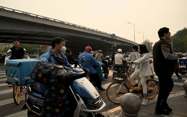 人们在观看反习横幅