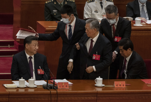 中共二十大閉幕會上，前黨魁胡錦濤被架離會場，栗戰書本想站起，被王滬寧一把拉回座位上。（圖片來源：Kevin Frayer/Getty Images）