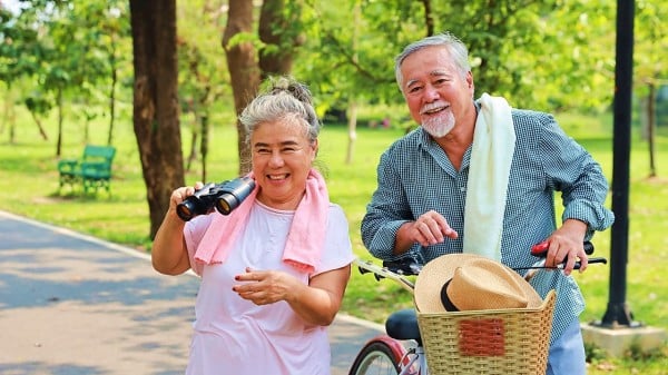 老人在公園騎單車運動