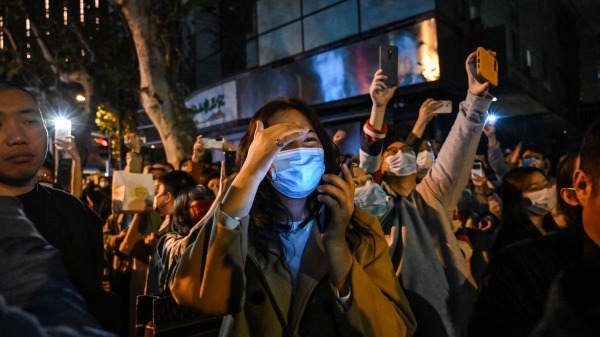 上海民众在街头参加白纸运动抗议中共极端封控。（图片来源：HECTOR RETAMAL/AFP via Getty Images）