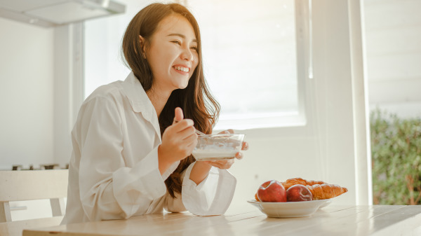 一個女人在吃早餐