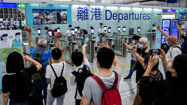 2021年7月22日，港人在機場離境大堂送別移民親友。（圖片來源：Getty Images）