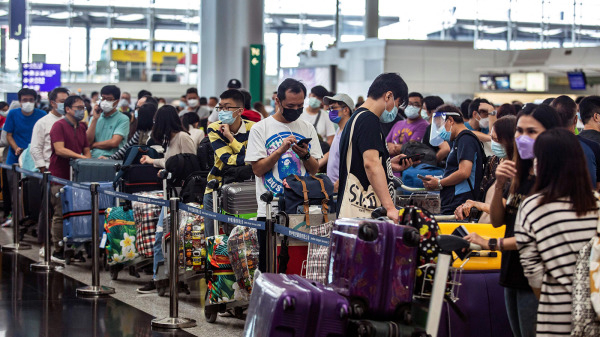 2021年7月19日，港人在前往英國航班的櫃檯前大排長龍。（圖片來源：Getty Images）