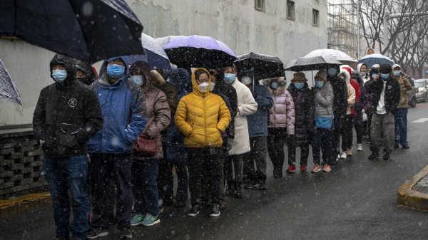 2022年3月18日，北京一處居民區的居民正被要求做核酸檢測。