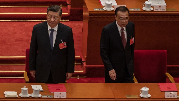 图为2022年3月11日，习近平和李克强出席中共人大闭幕式。(图片来源：Kevin Frayer/Getty Images)