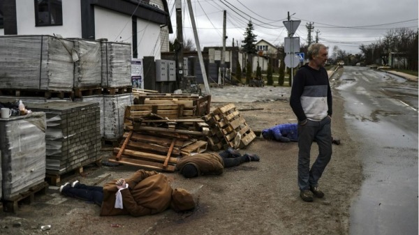 2022年4月2日，基辅西北部布查镇（Bucha）的一条街道上躺着死尸，据称他们是被俄军处决的平民。