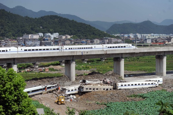 在手機、網路翻牆並不普及的年代，親眼見到四大怪手快速掩埋屍體。