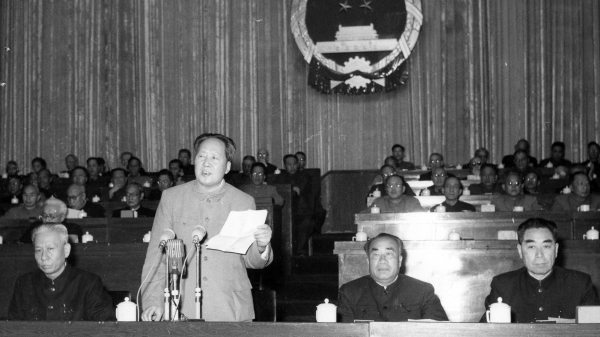 1959年4月18日，中国北京，中共主席毛泽东主持全国人大开幕式。　