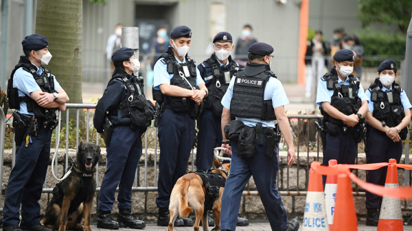 图为去年47人案开审期间，警方在法院外高度戒备。（Getty Images）