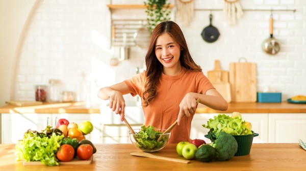 女人在廚房煮菜